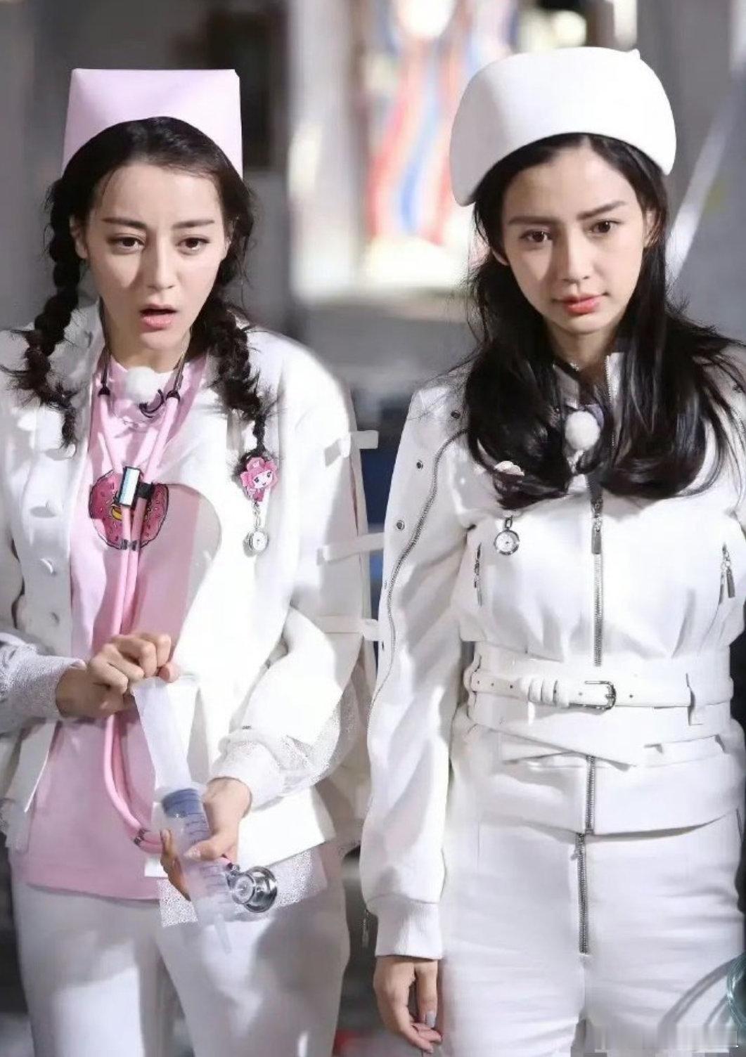 以前跑男女生的妆容都是淡淡的！看baby和热巴就知道了！ ​​​