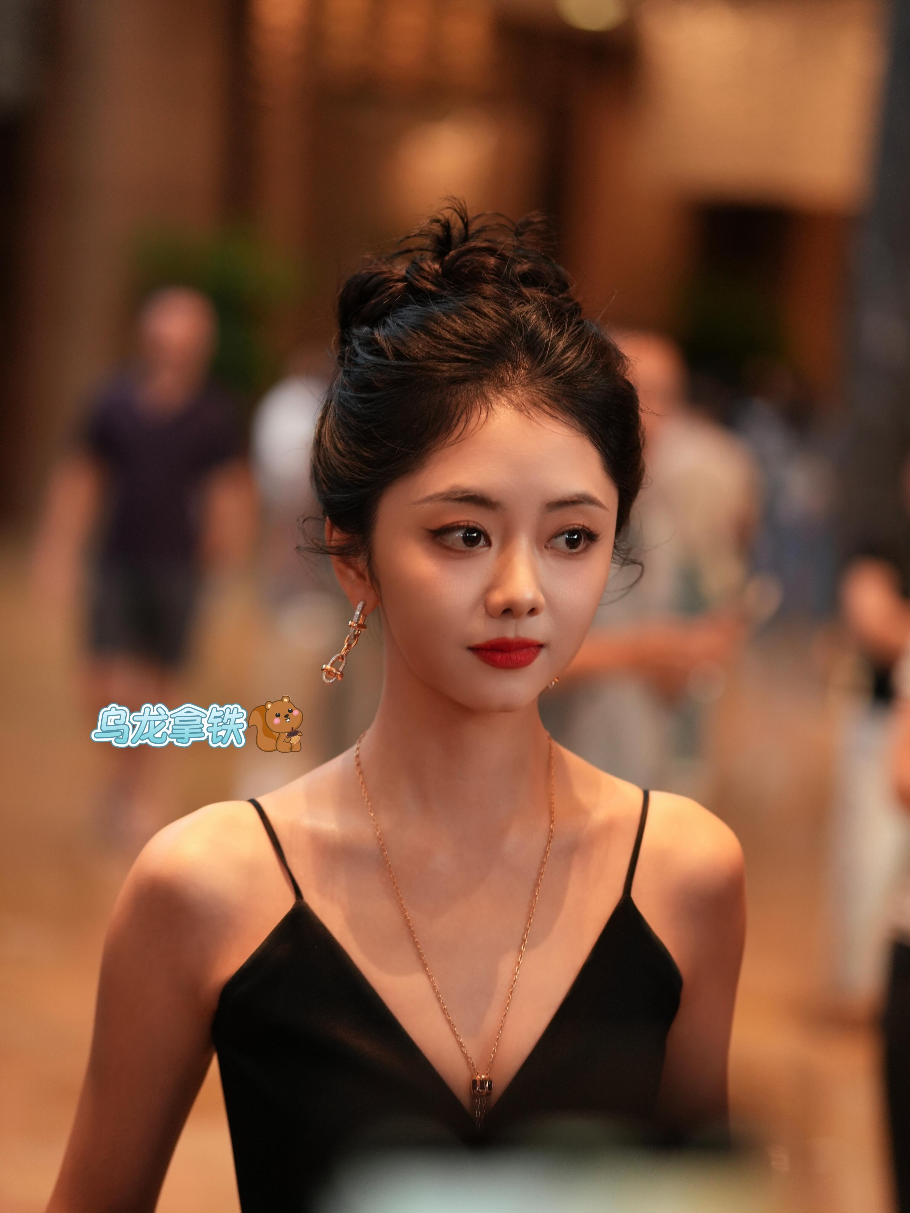 谭松韵[超话]  谭松韵瘦了好多，穿小黑裙好像是黑天鹅，锁骨也太漂亮了 ​​​