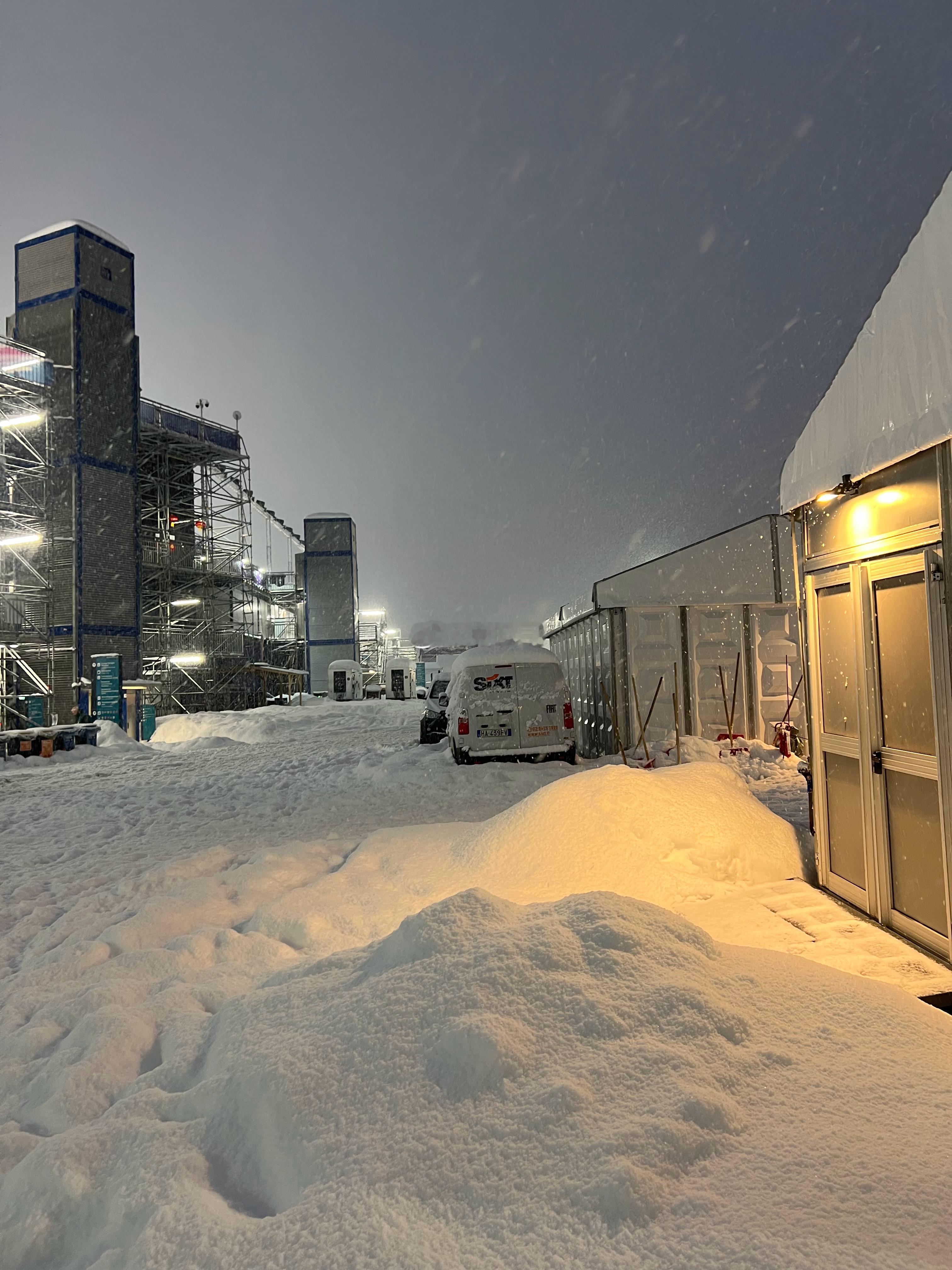 谷爱凌U型场地决赛推迟漫天飞雪不停歇，静待米兰冬奥中国最后一金。 