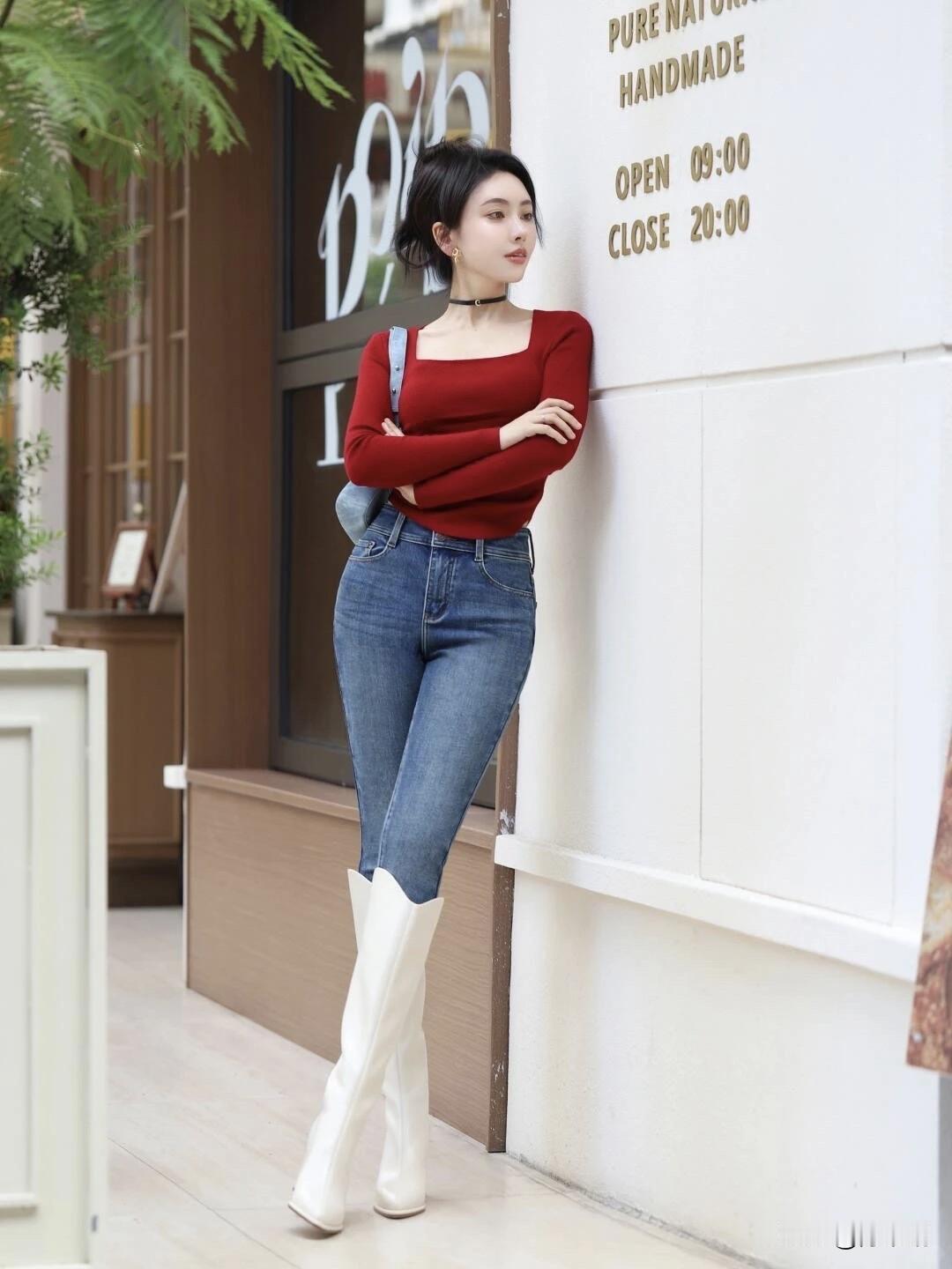 一袭红衫惹眼明，方领裁云衬玉卿。
牛仔裁风凝雅态，白靴踏影步轻盈。
倚墙斜立风姿