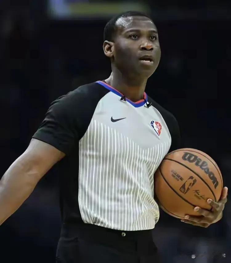 记住这个裁判，詹姆斯家族的，因为他的名字叫詹姆斯.威廉姆斯！他是福斯特接班人，他