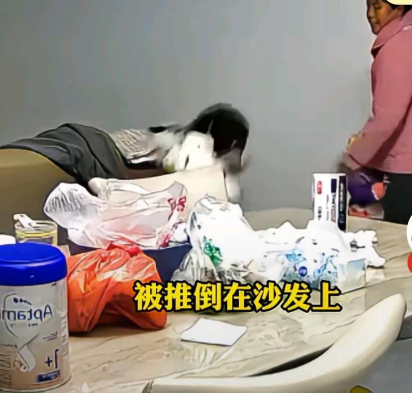 儿媳在监控上看到婆婆教训孩子，边打边骂，旁边的弟弟不知道怎么回事，
也有样学样的