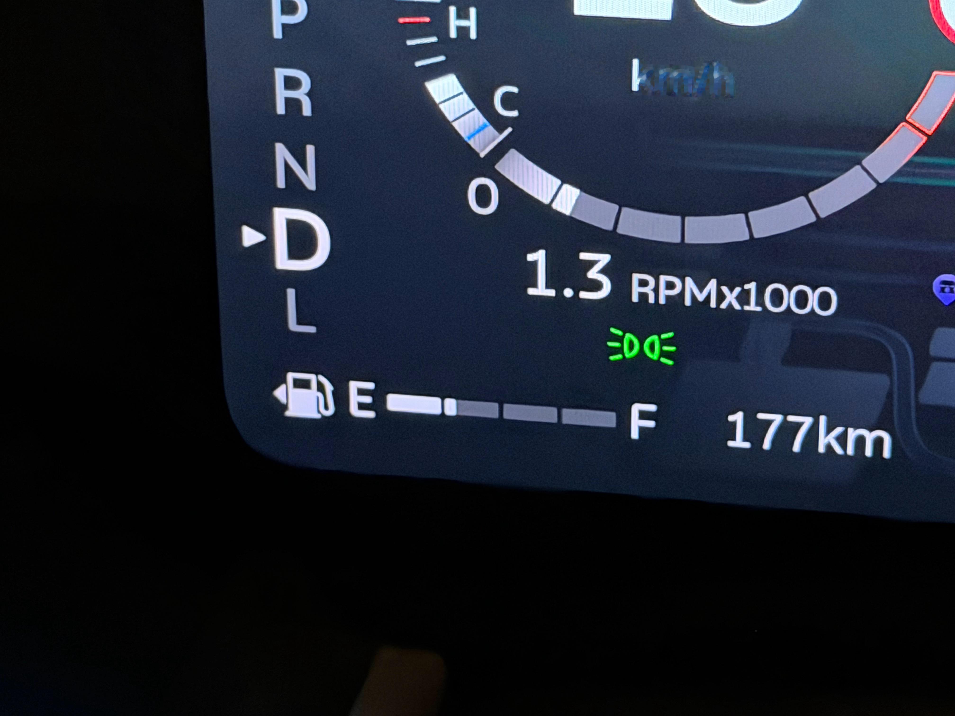 晚上开了个油车去加了 100 块钱的油，加完发现油表就没涨多少，是油价太贵了还是