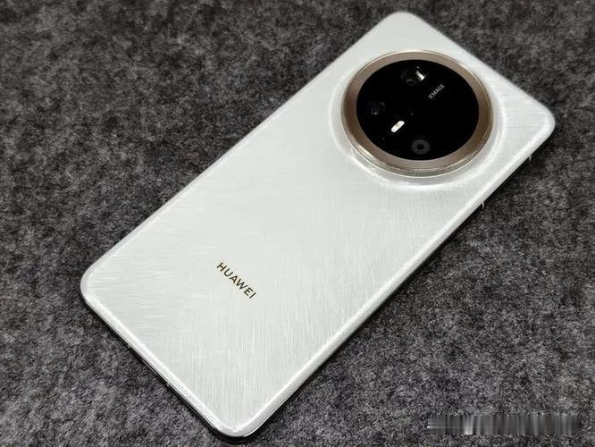 其实这事儿不突然。今年手机圈卷得厉害，高端机市场更是神仙打架。隔壁苹果iPhon