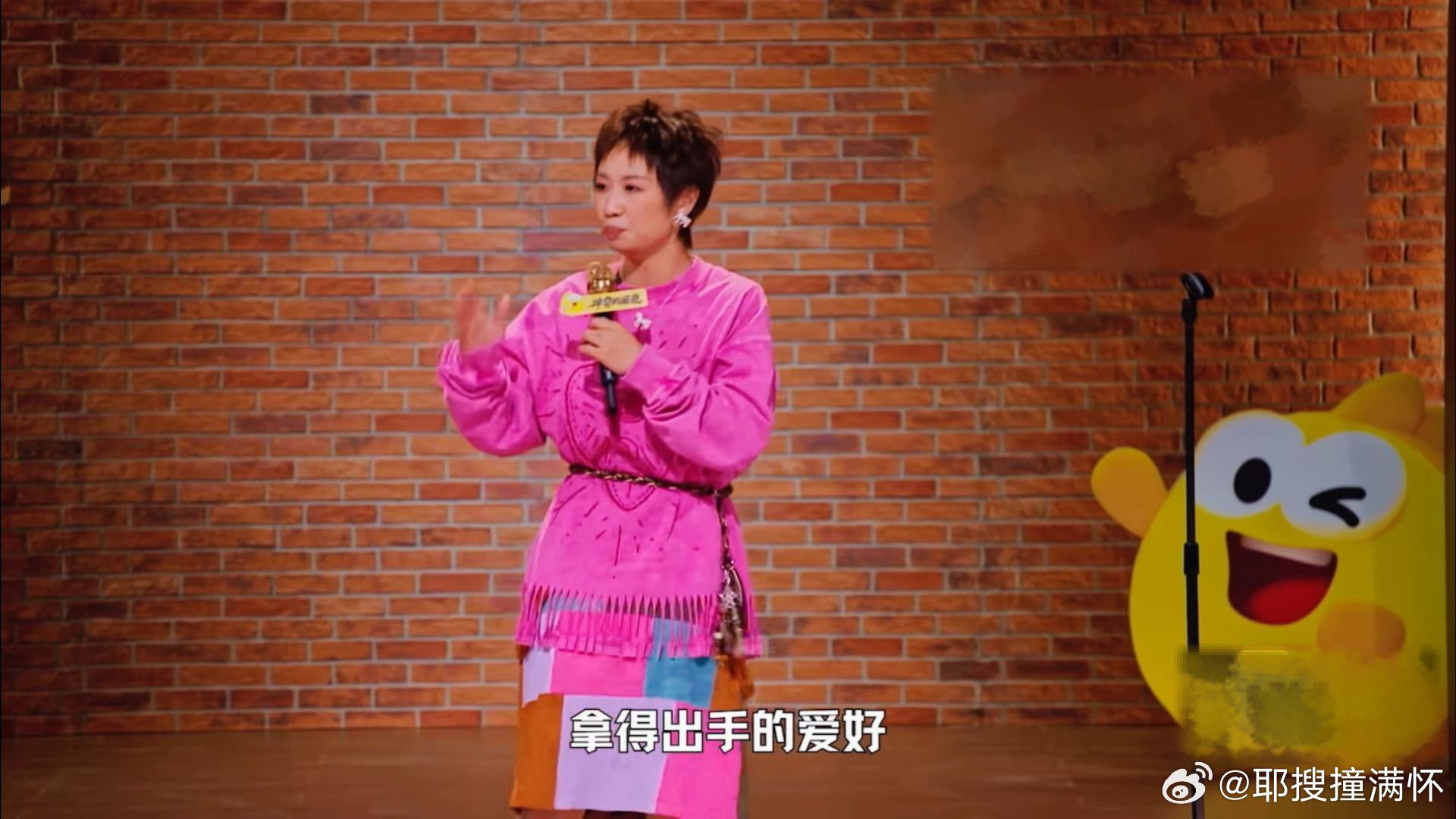 小鹿说滑雪为了人设在骂谁呢不好笑就露宿街头 小鹿：没有爱好，就滑雪立人设。摔骨折