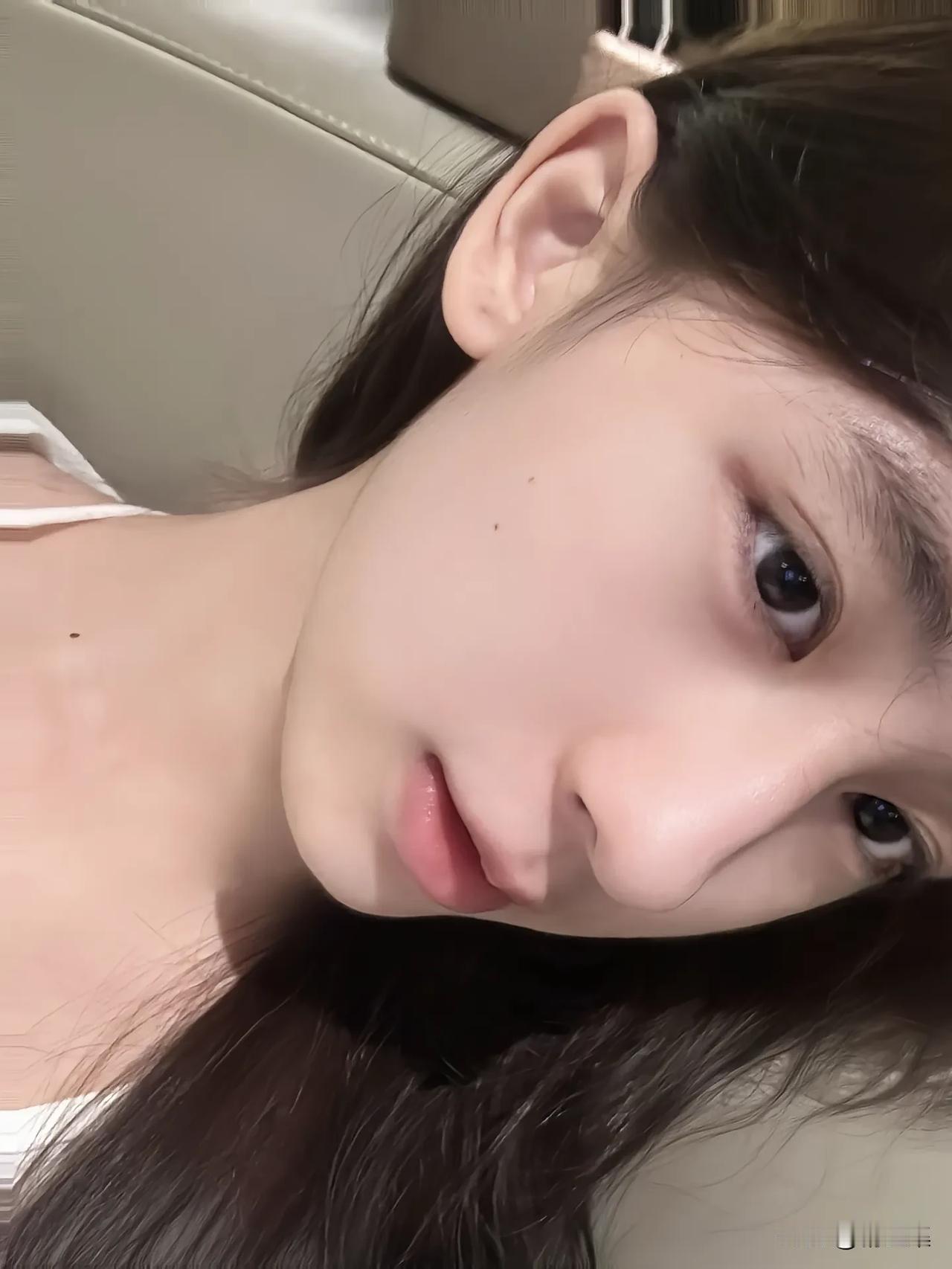 女人的美，和很多东西有关。外貌当然是一部分，精致妆容、得体穿搭能让女人瞬间光彩照