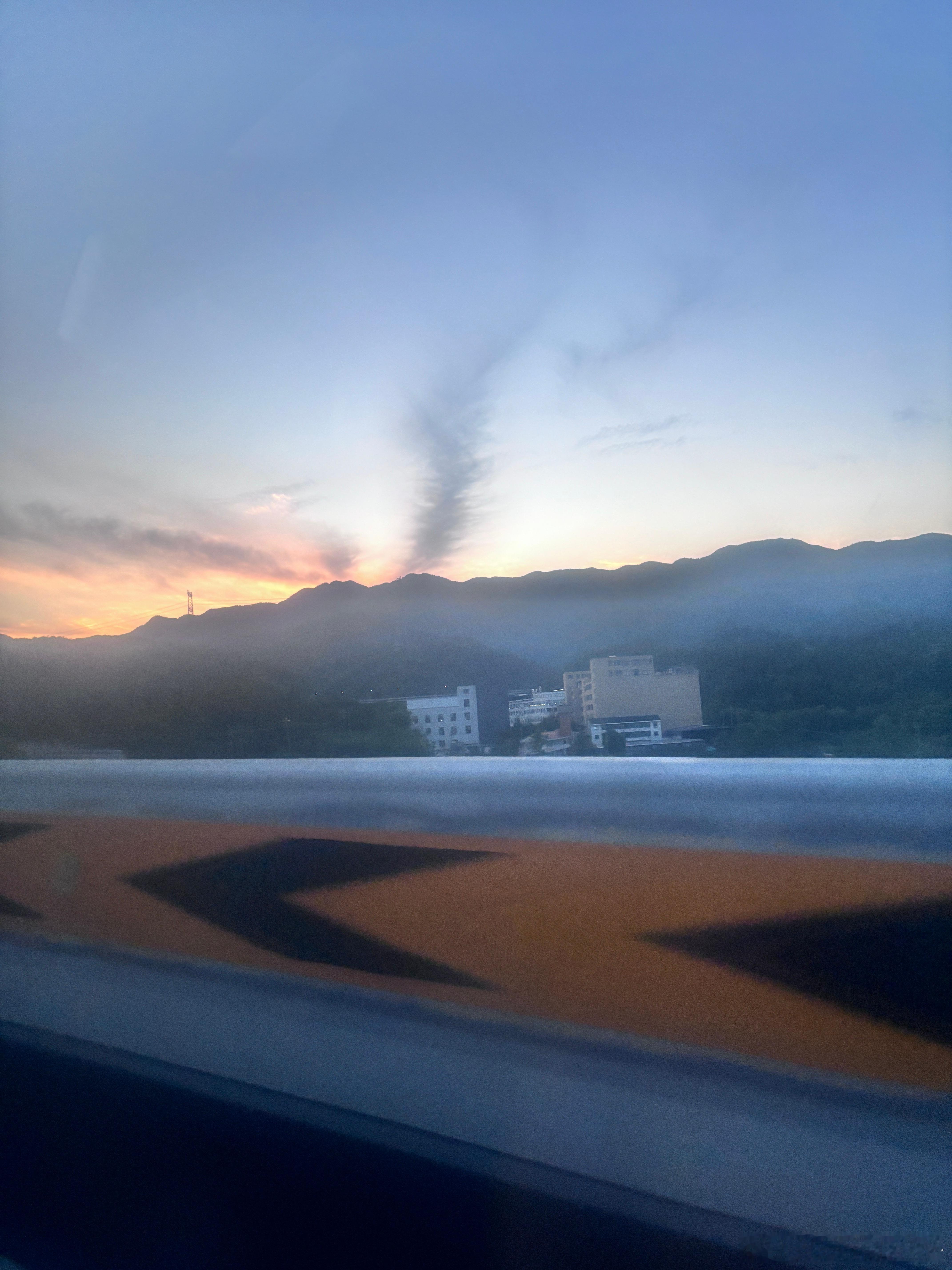 天黑就是出发的信号，又到了千里加急送公章的时候，这个时候就好想这个车上有个零重力