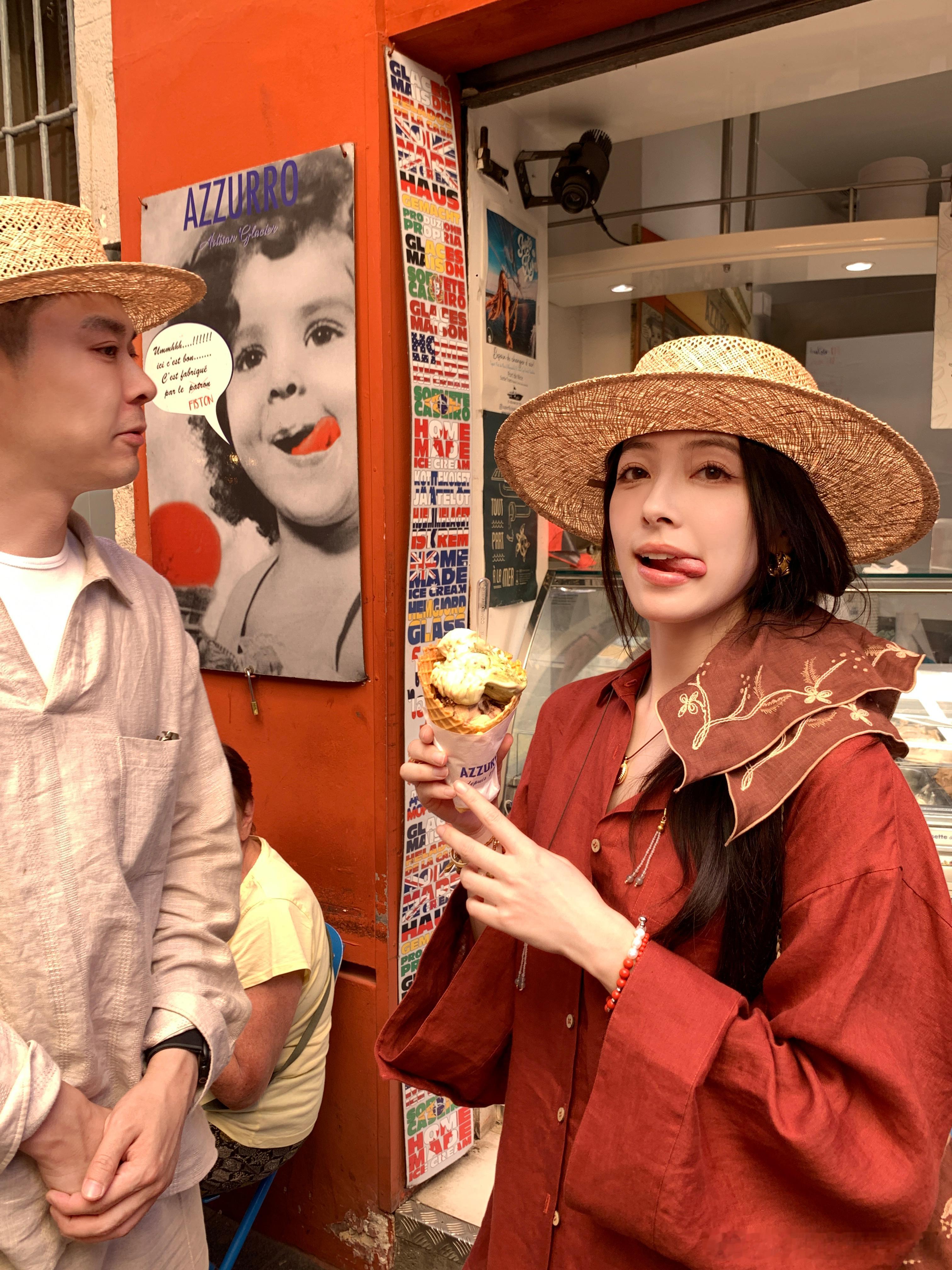 请大家来评评到底谁学得更像[喵喵] ​​​