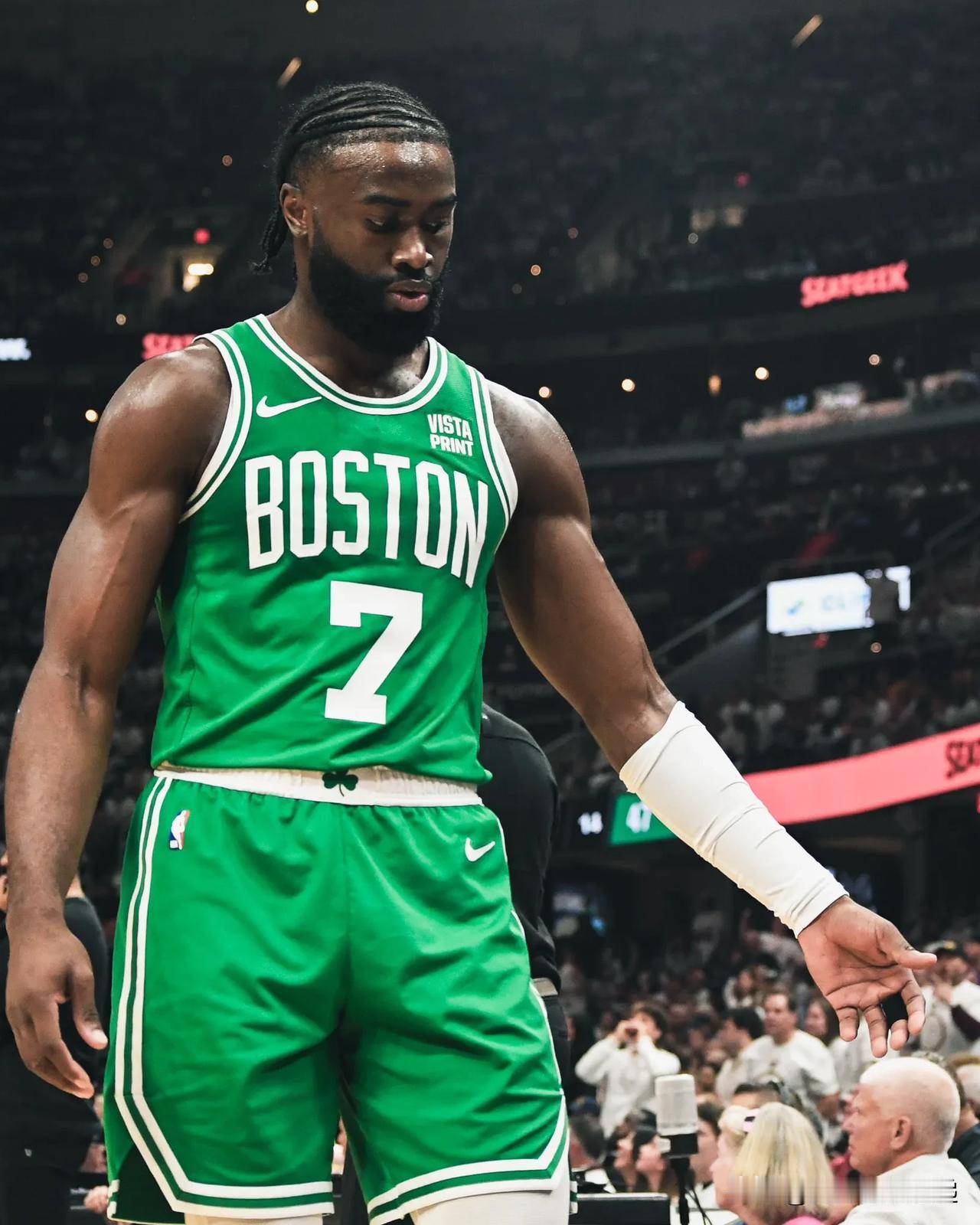 杰伦·布朗到目前为止在季后赛中的表现：

24.1分
6.8个篮板
2.1 助攻