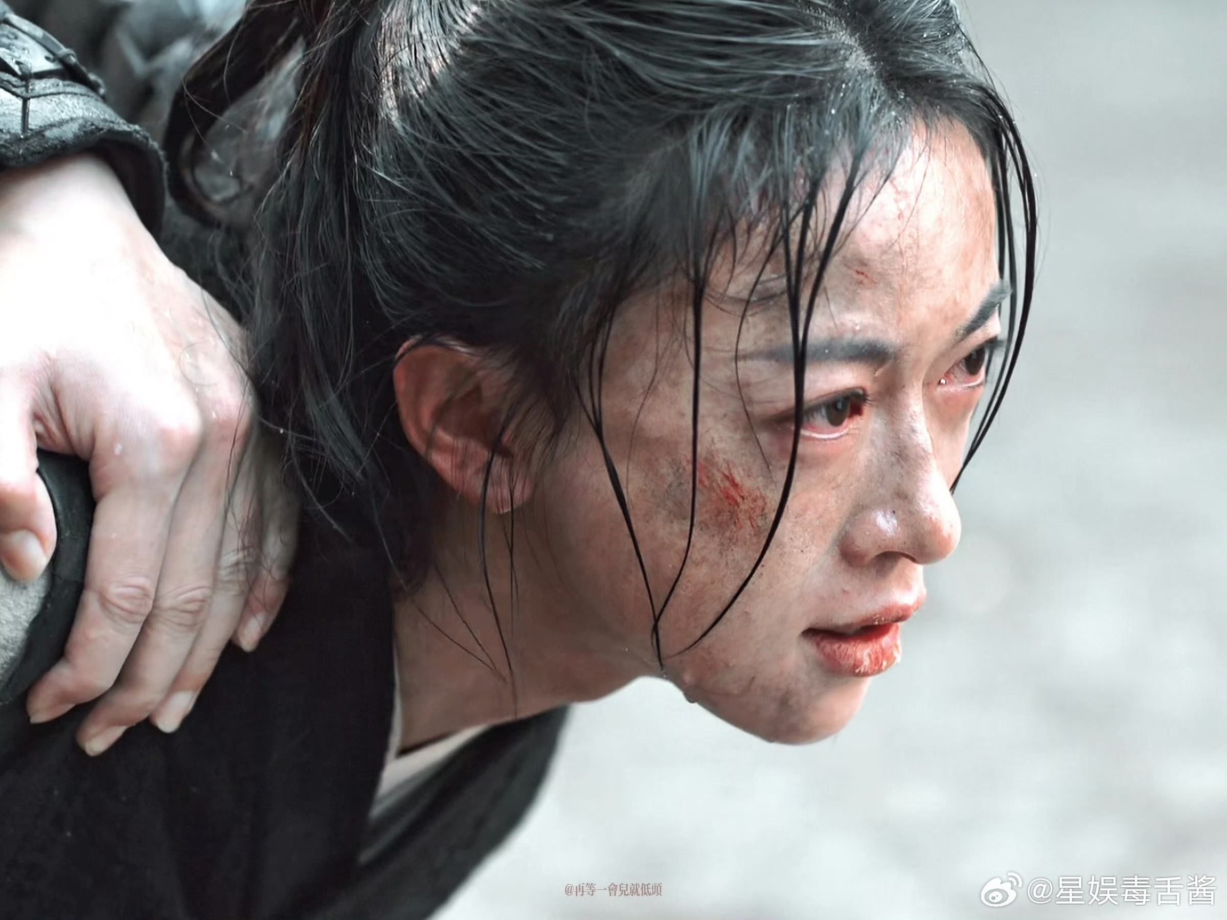 #吴谨言血腥爱情故事# 眉林的故事扣人心弦，吴谨言出色诠释。美强惨风格，似血腥爱