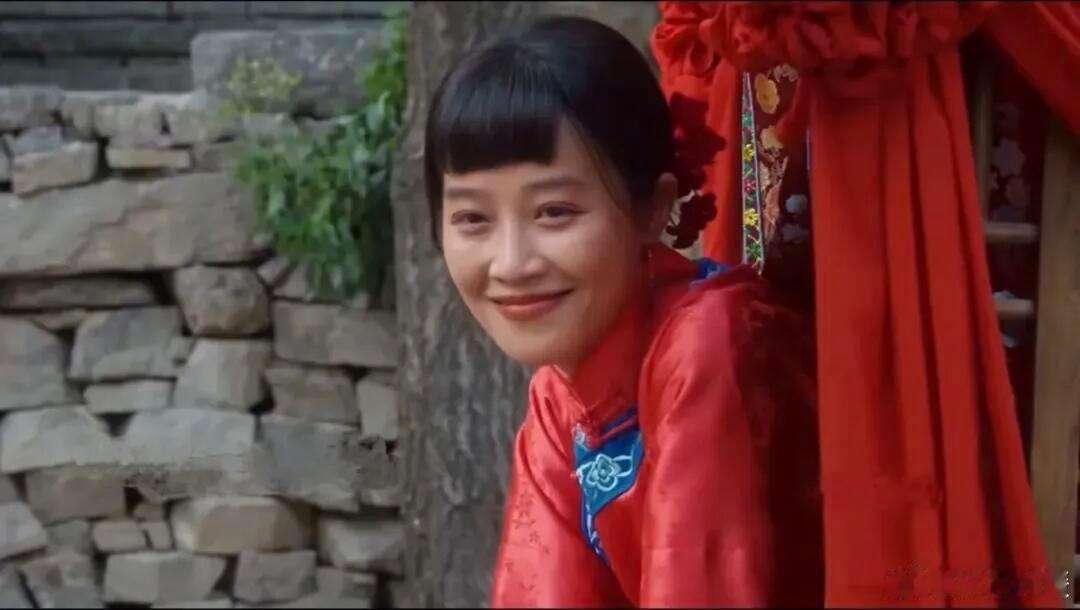 在《生万物》里，银子注定不会嫁给铁头。银子身为费大肚子长女，生活困苦，不是饿着肚