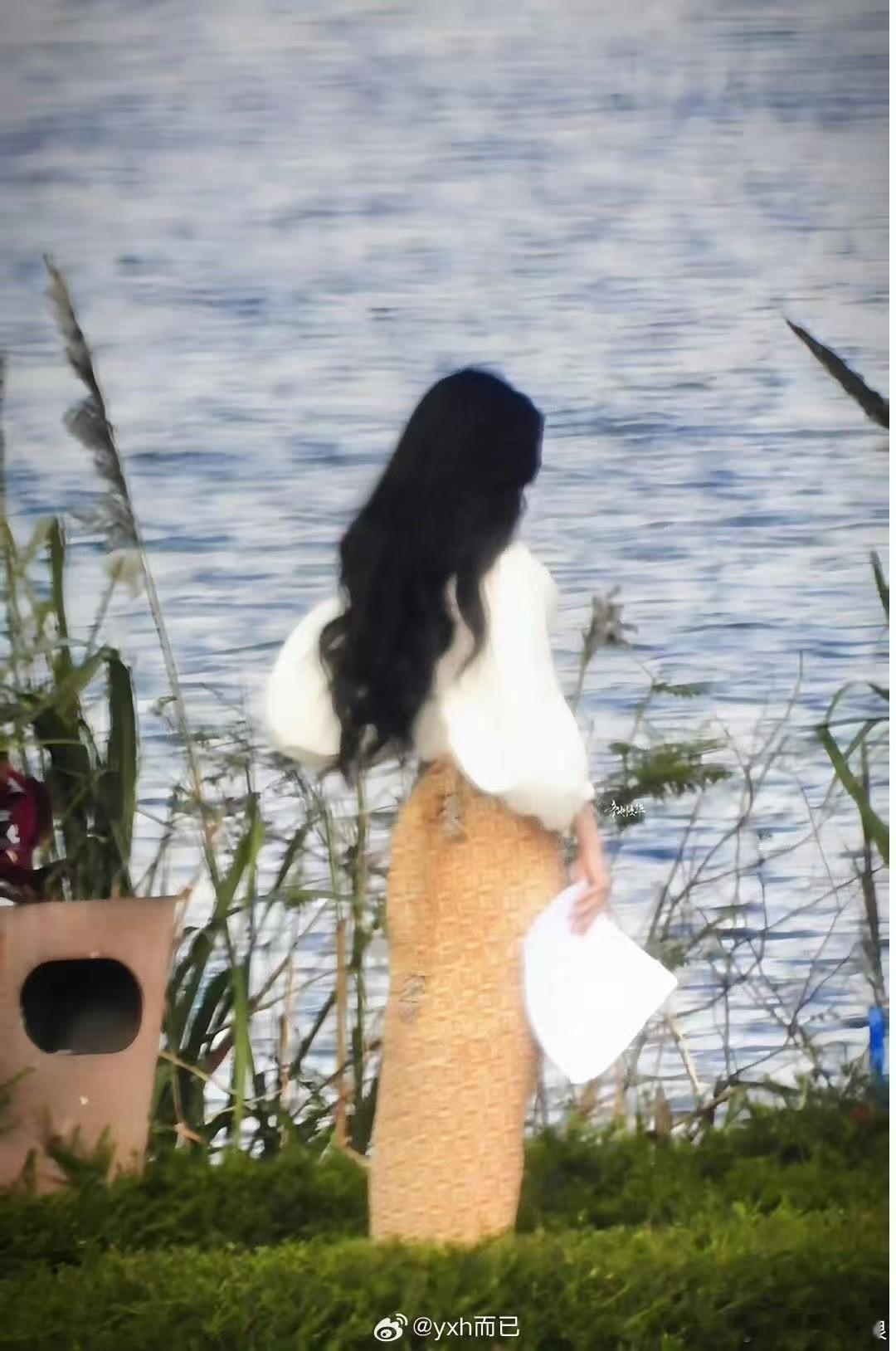 杨幂新剧末路狂花造型杨幂末路狂花海边路透杨幂新剧末路狂花造型，好看，