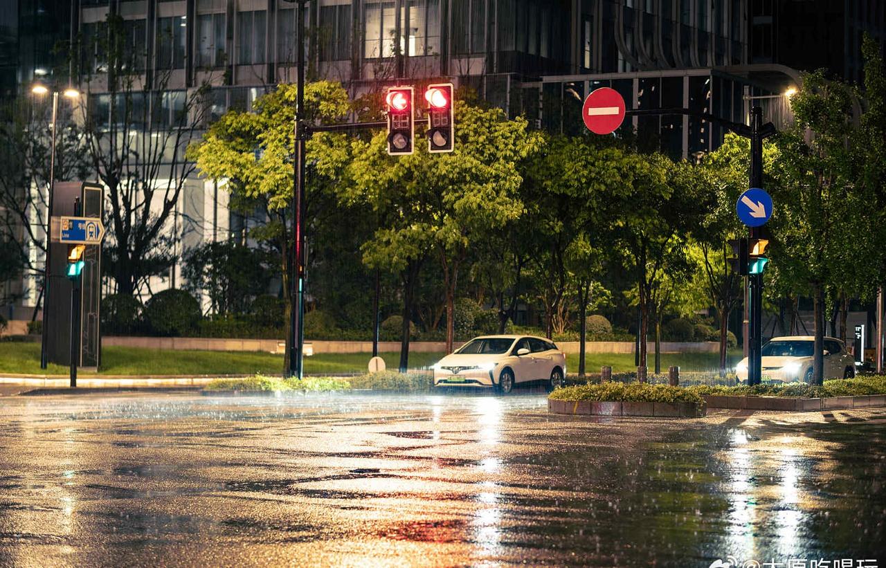 近段时间，我省迎来大范围降雨，强降雨带来的道路积水、滑坡、泥石流等洪涝灾害易发，