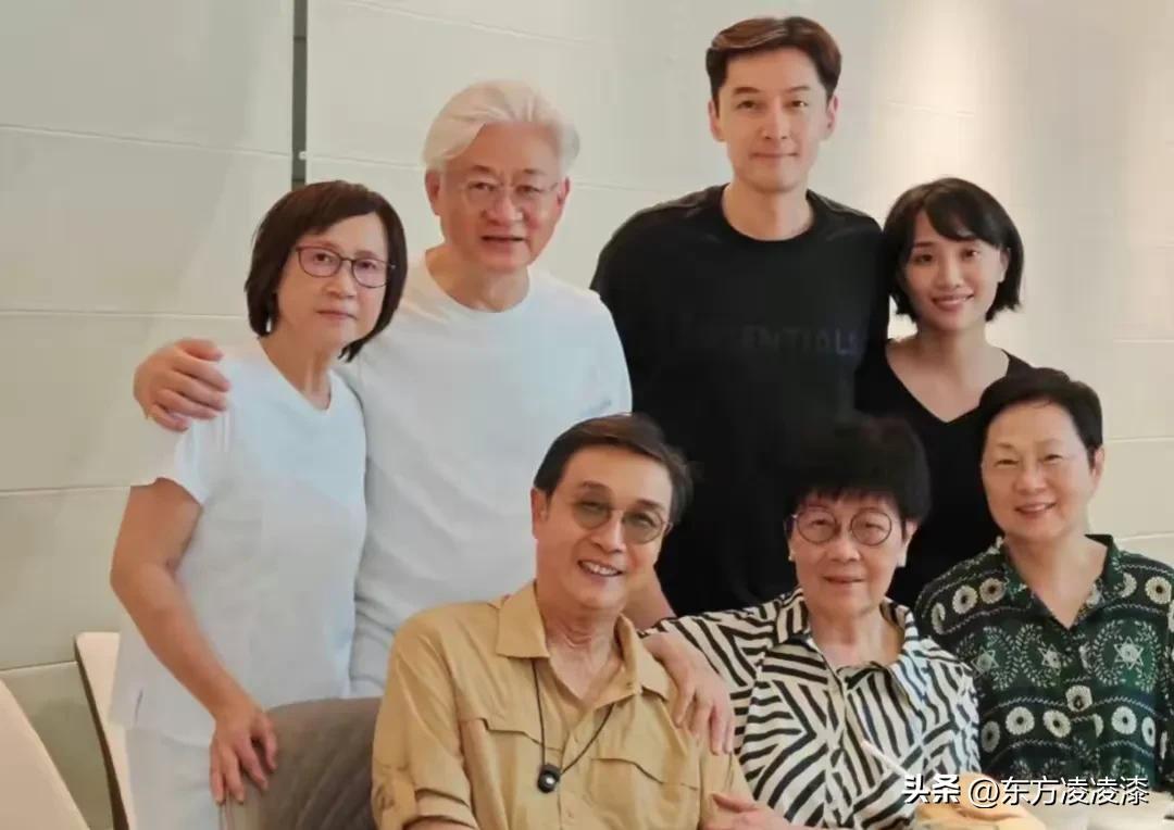胡歌的老婆看上去很普通，但是很漂亮！
