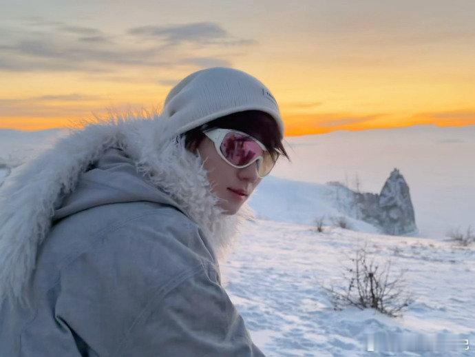 张真源俄罗斯雪地夕阳照 张真源俄罗斯雪地夕阳照，谁懂我们真源这一刻的含金量，帅哥