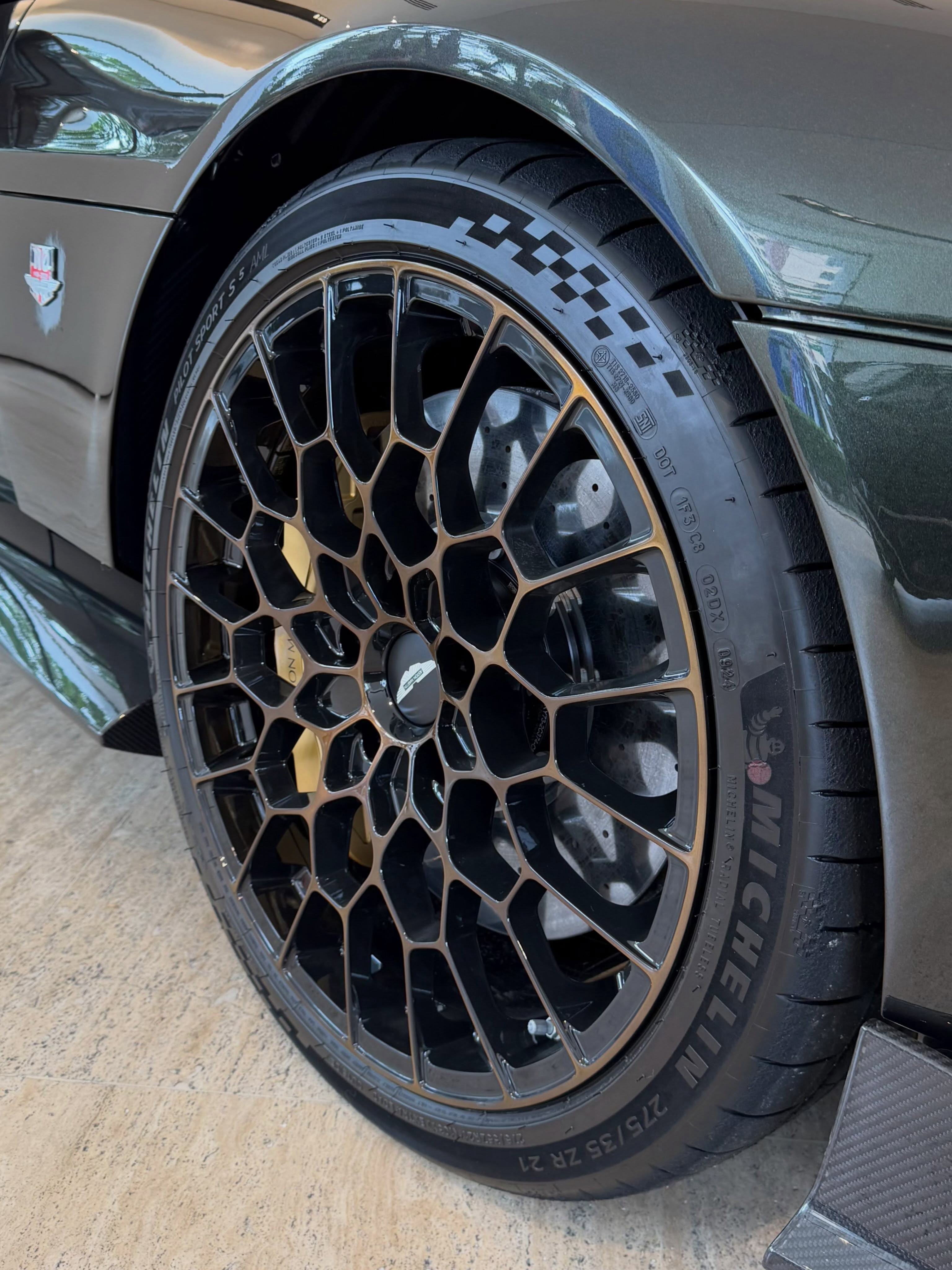 巴西Astonmartin valour双涡轮增压V12，手动挡，限量110台。