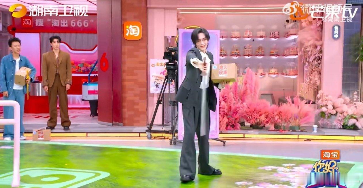 汪铎汪铎送谭松韵古风小生的抱枕你好星期六笑到打鸣！“撩心见面礼”环节汪铎拆出侯明