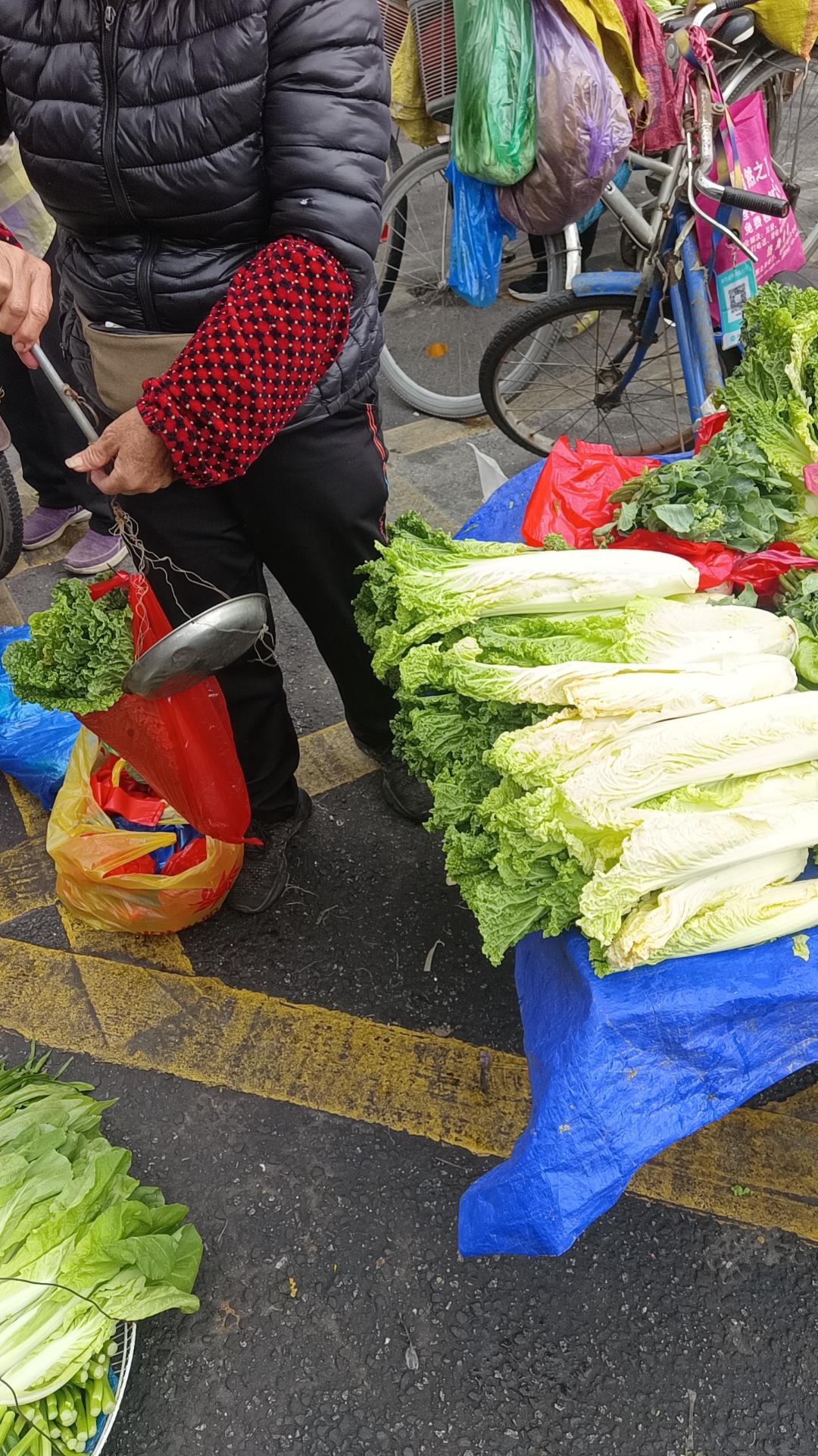 买菜都是选择外面的阿姨，生活不易，互相互助。