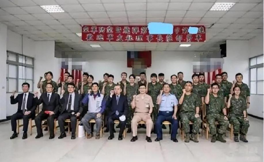台军：早就说了，玩归玩闹归闹，别拿拍照开玩笑。这下好了，证据都拍脸上了，逃都逃不