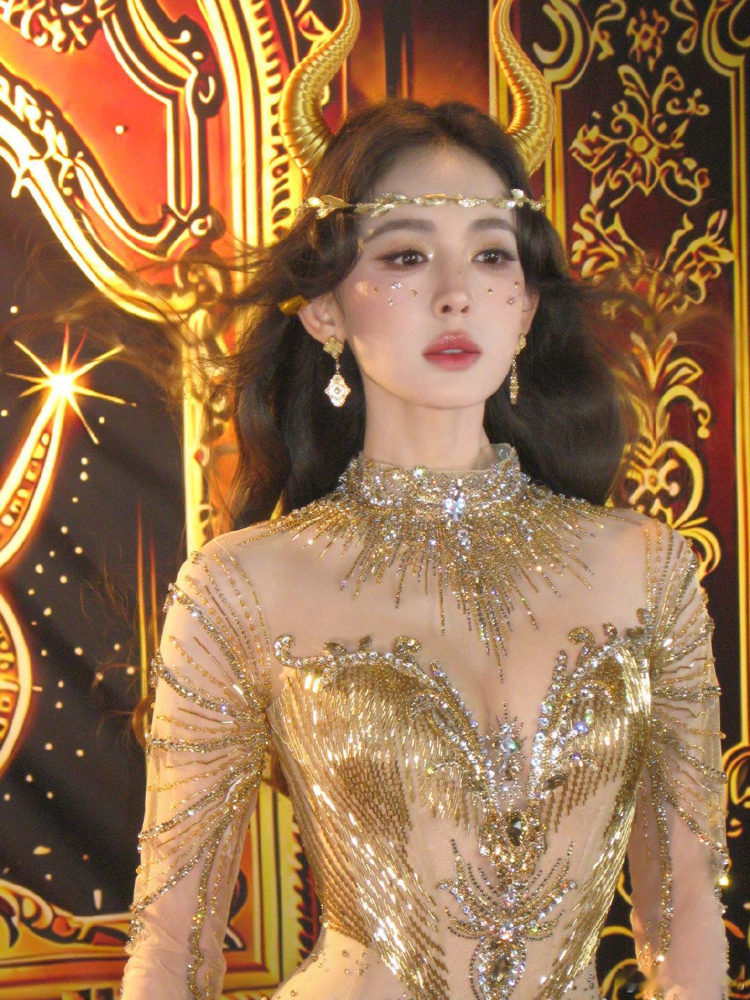 娜扎cos金牛女神娜扎金牛神话大片宛如从古希腊神话走出的美人，娜扎星盘质感生日造