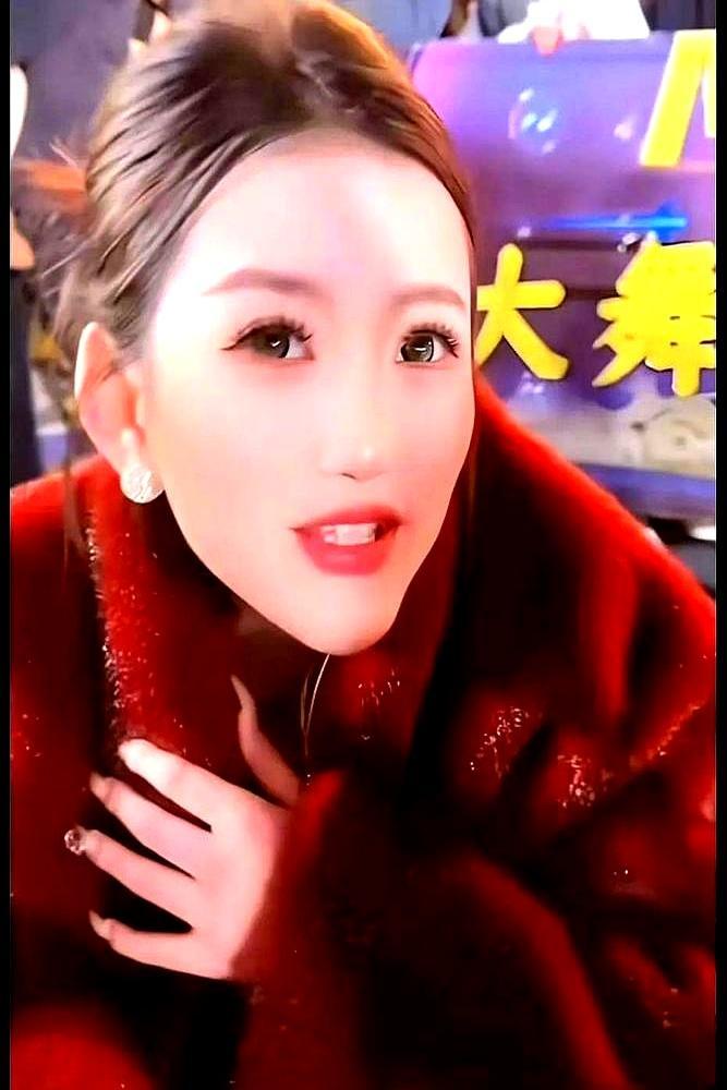 八年女友？别闹了，俩人从头到尾就是直播间里搭伙卖糖的。
 
婚纱穿了八百回，眼泪