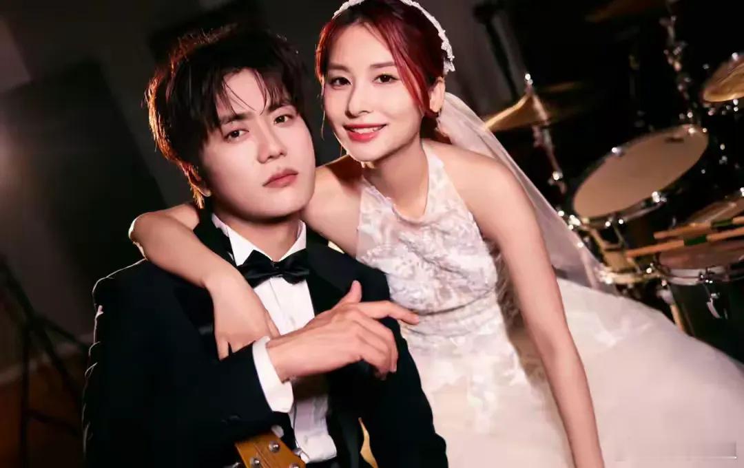 #陆虎陈曌旭丽江举办婚礼#陆虎和陈曌旭今年5月领了结婚证，但婚礼在丽江举办，对于