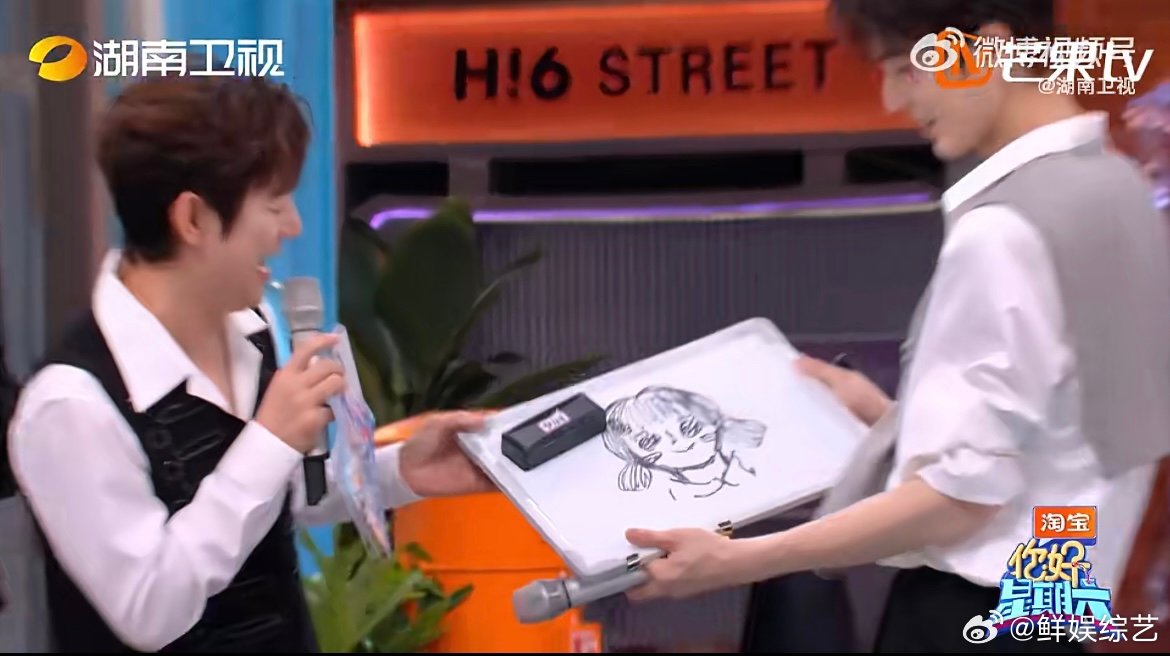 张凌赫 田曦薇眼里都是星星 张凌赫笔下的田曦薇眼里有光，口中的回答满是温柔，一句