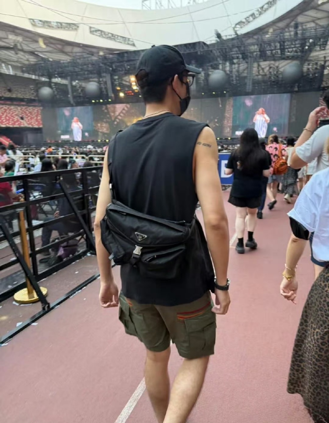新疆偶遇了李现，怎么人人都在偶遇好羡慕，李现什么时候和我偶遇一下[笑cry] ​