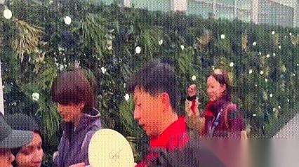 马龙的老婆夏露，干了一件让现场粉丝看不懂的事。
人潮像合拢的墙，瞬间把马龙淹没，