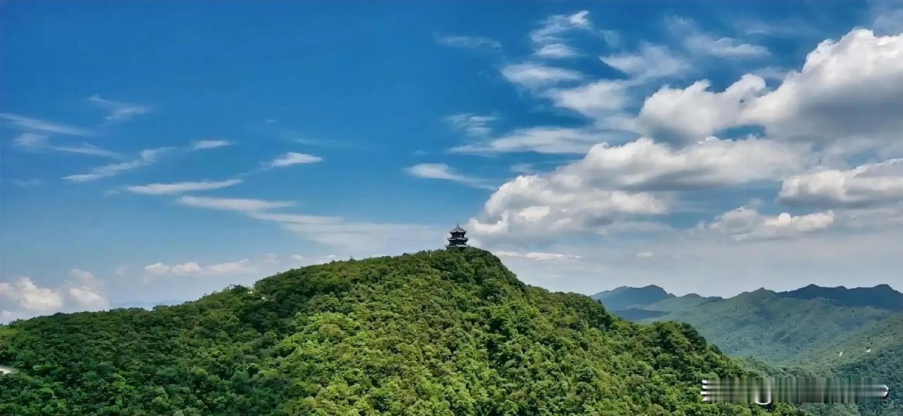 今天在山上无意间看到一大片云朵从山顶的塔上飘过，我赶紧拿起手机拍下来，感觉这朵云