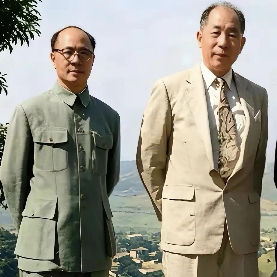 这是张学良和看管他的军统特务队长刘乙光的照片。
        不是冤家不聚头。