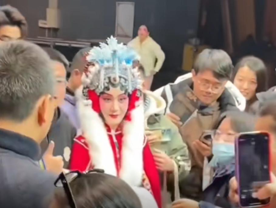 看看刘桂娟演出结束后，粉丝是多么狂热地追捧。可这位京剧表演艺术家，只会割戏迷的韭