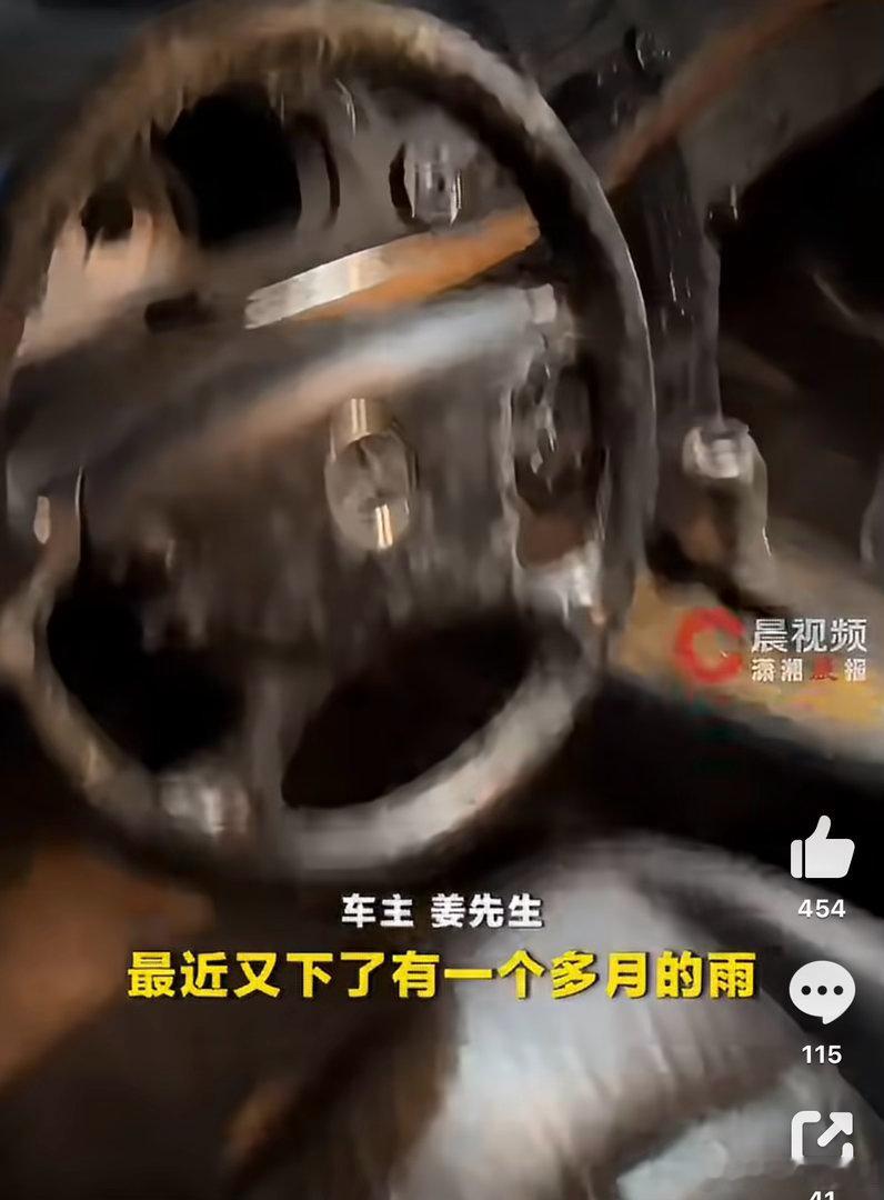 其实并不需要特指奔驰吧，很多车型搁地库俩月也会发霉，特别在广东[捂嘴哭]这时候就