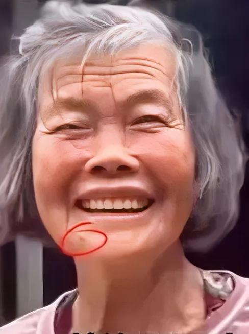 哈哈，小婵宝和“大婵宝”太像了！70多岁的外婆不但与17岁的外孙女长相酷似，而且