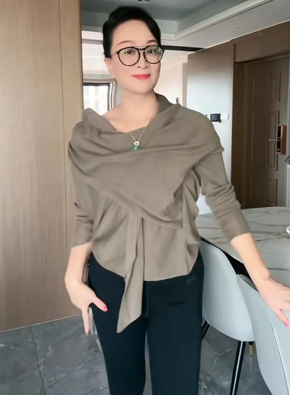 戴眼镜的美阿姨
阿姨的衣品非常好，自信洒脱又随意漂亮，点缀的绿色玉石显的高贵大气