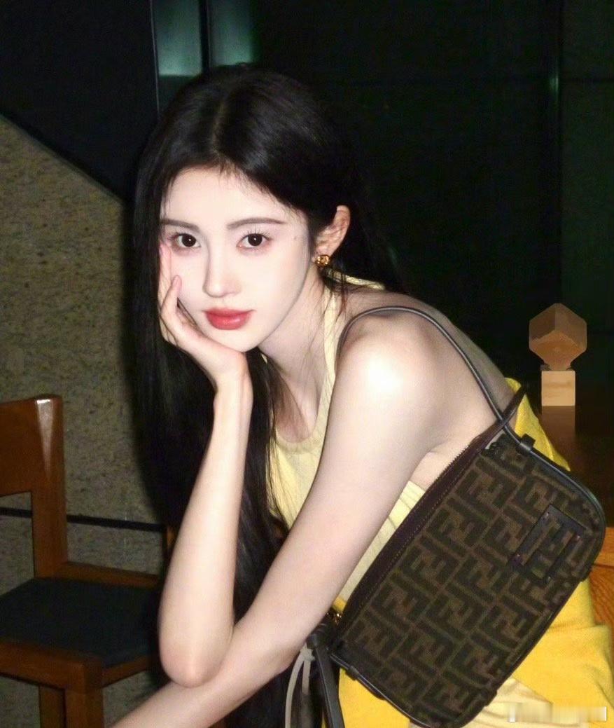 鞠婧祎没什么作品靠的是时不时地营业来固粉吗？ ​​​