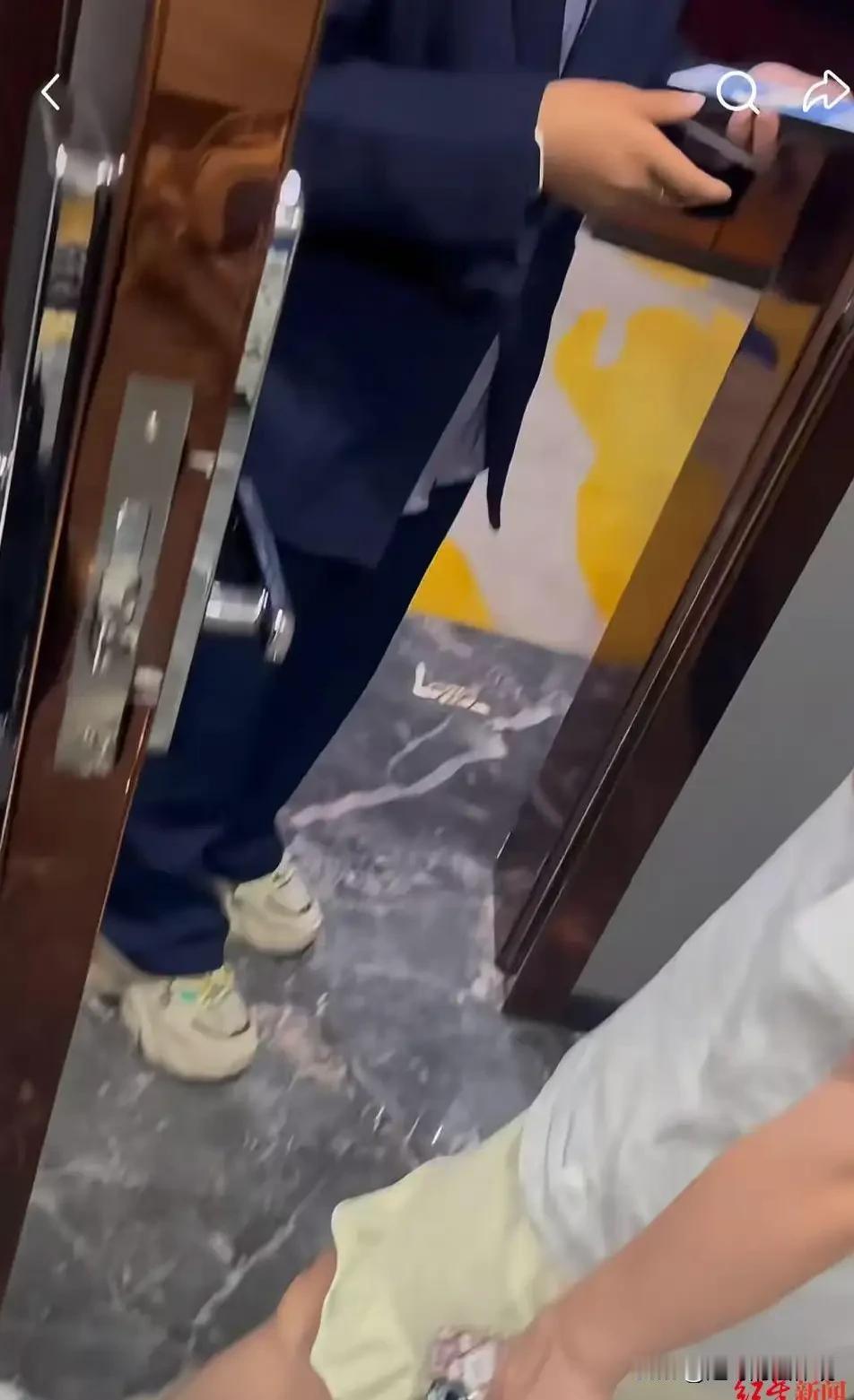 内蒙古赤峰，女子入住酒店，晚上9点多，房门突然被光膀子陌生男子刷开。酒店承诺给女