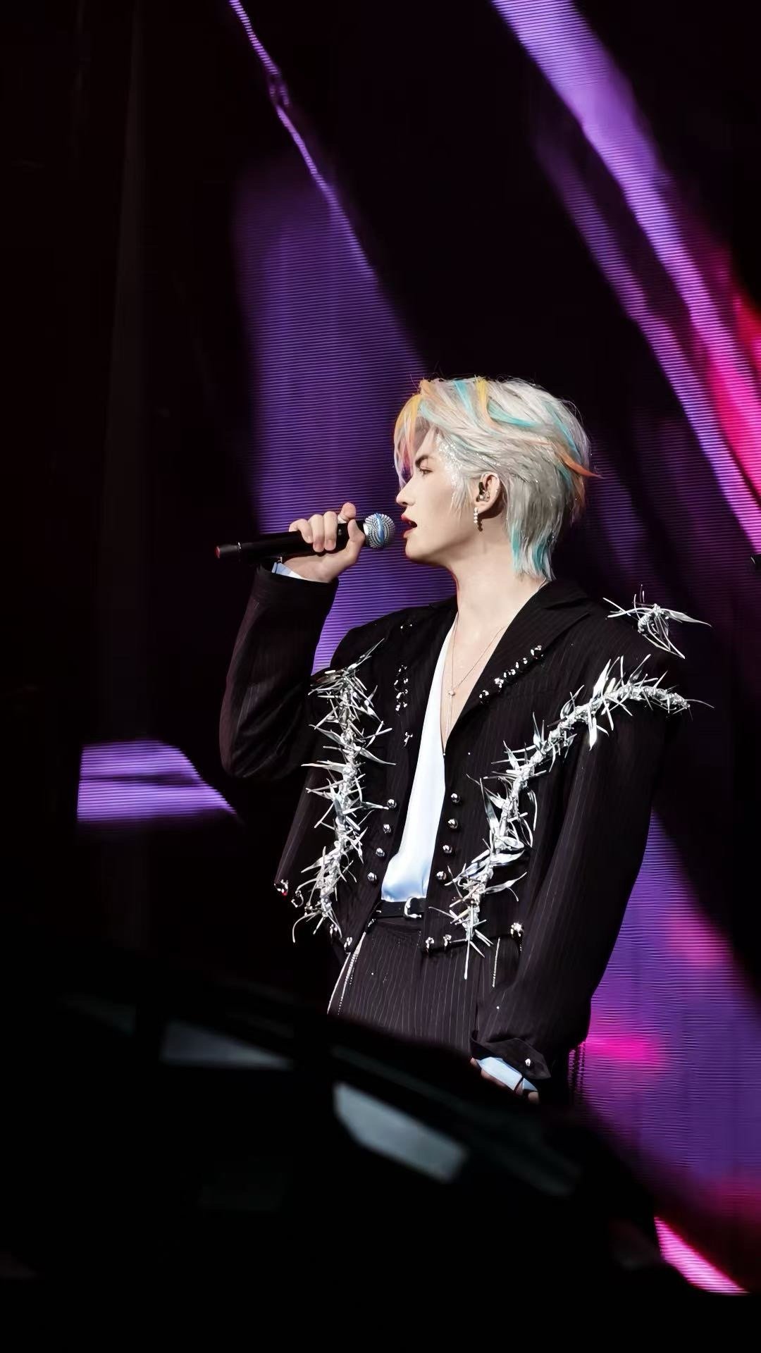 云旗把云熠应援色染头上了 银白青橙挑染直接封神！云旗把偏爱写进发色里，演唱会还没