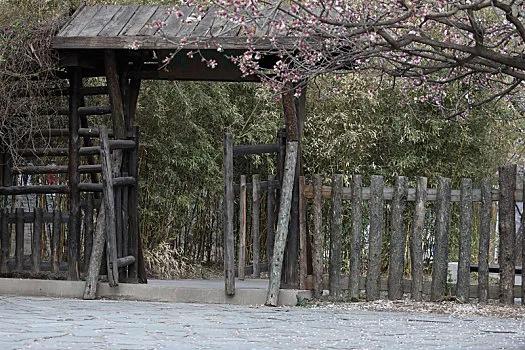 上联：竹木盈门，寒舍难容车马过；
下联：诗友请[玫瑰][玫瑰]
#诗与画对联小组