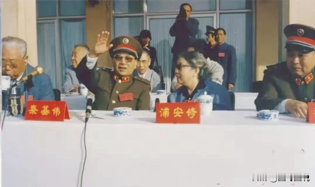 山西武乡，秦基伟将军与彭老总的夫人浦安修一起出席八路军太行纪念馆剪彩仪式的珍贵照