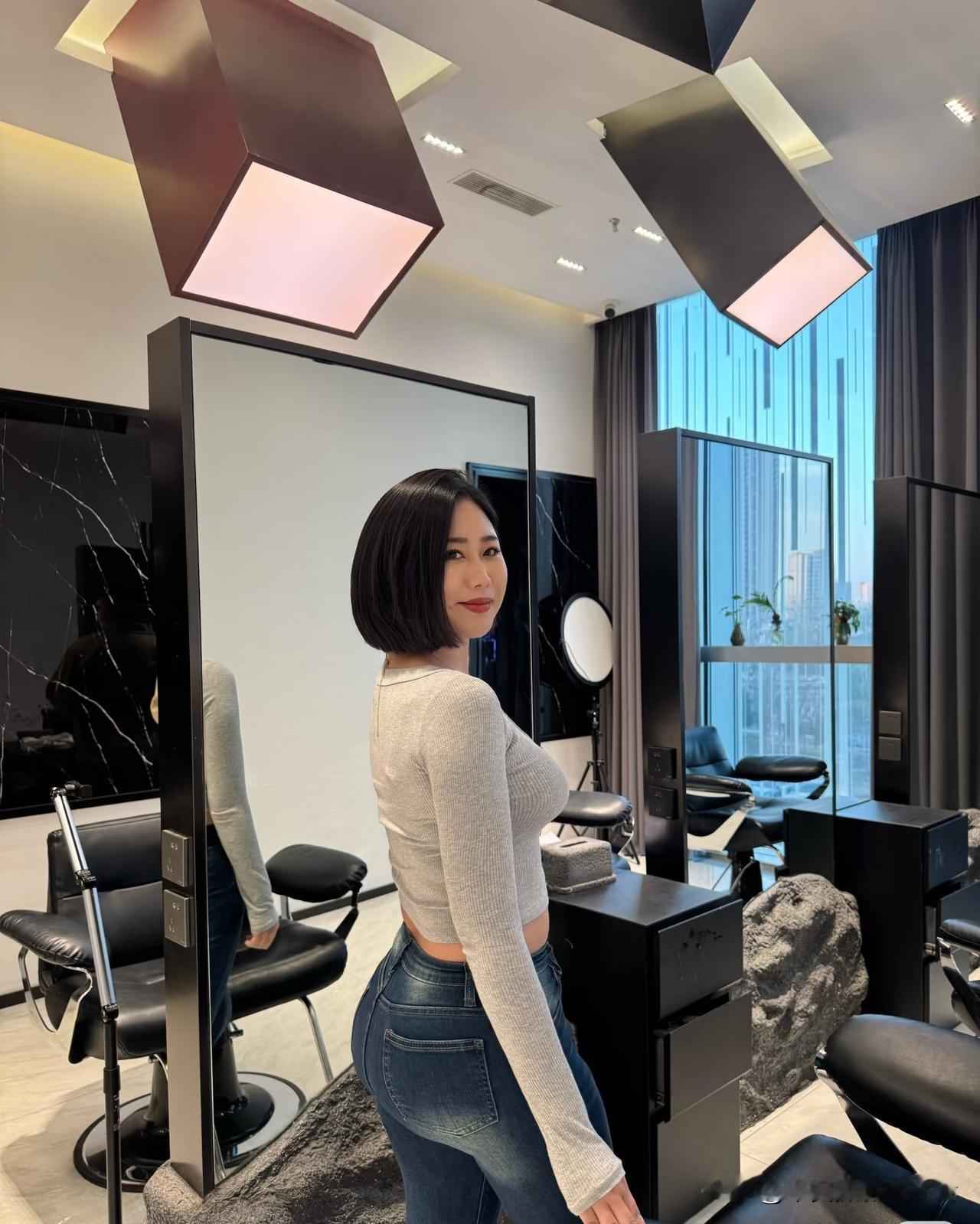 她剪了新头发 
 了断了牵挂
待从头
重新出发
寻觅那个他[笑哭]