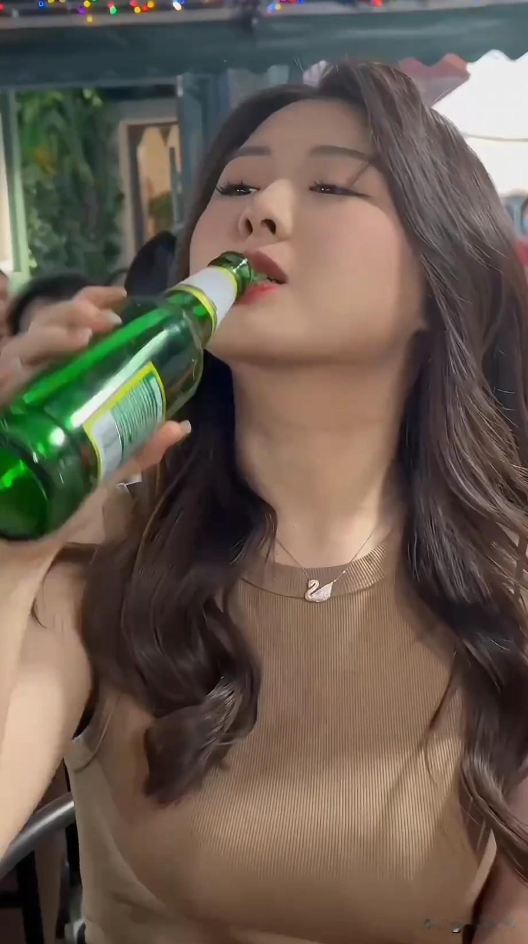 我的老婆对工作比对我还上瘾，对工作的态度那是一个字：专一，上心，有求必应！而对我