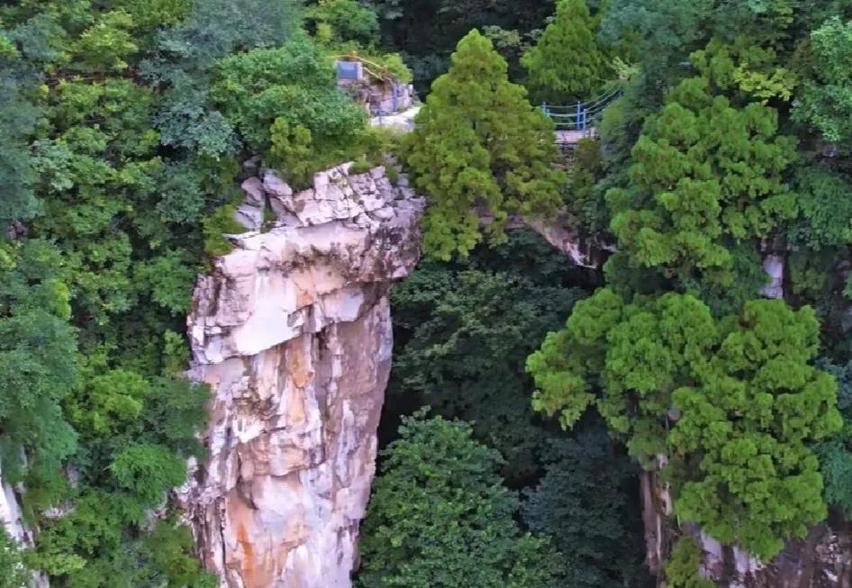 淄博人文地理（32）
仙人桥，险俊奇秀。夏日雨后，云雾缭绕，人从桥上过，那就象天