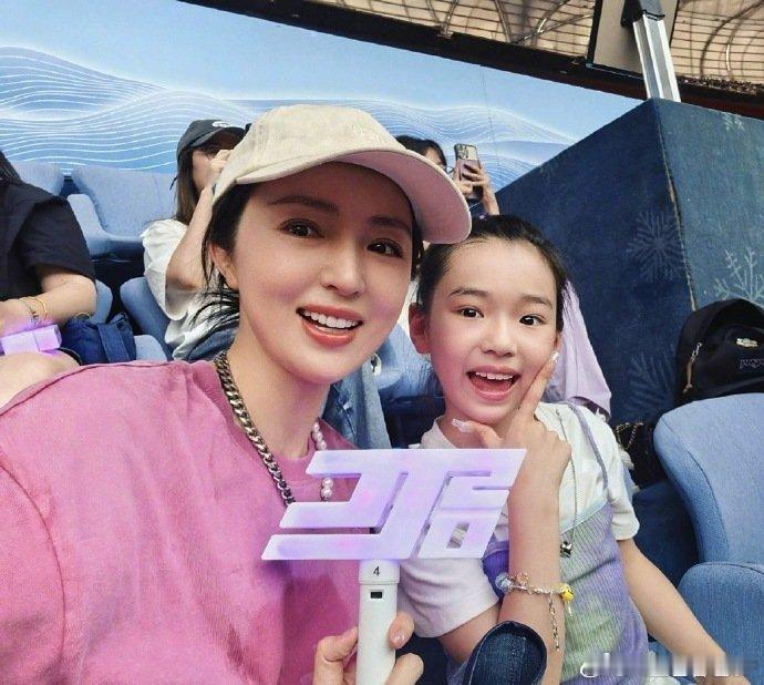 董璇女儿和管乐共用一张脸 说小酒窝是管乐的“迷你版”没人反对吧？尤其是侧脸的轮廓