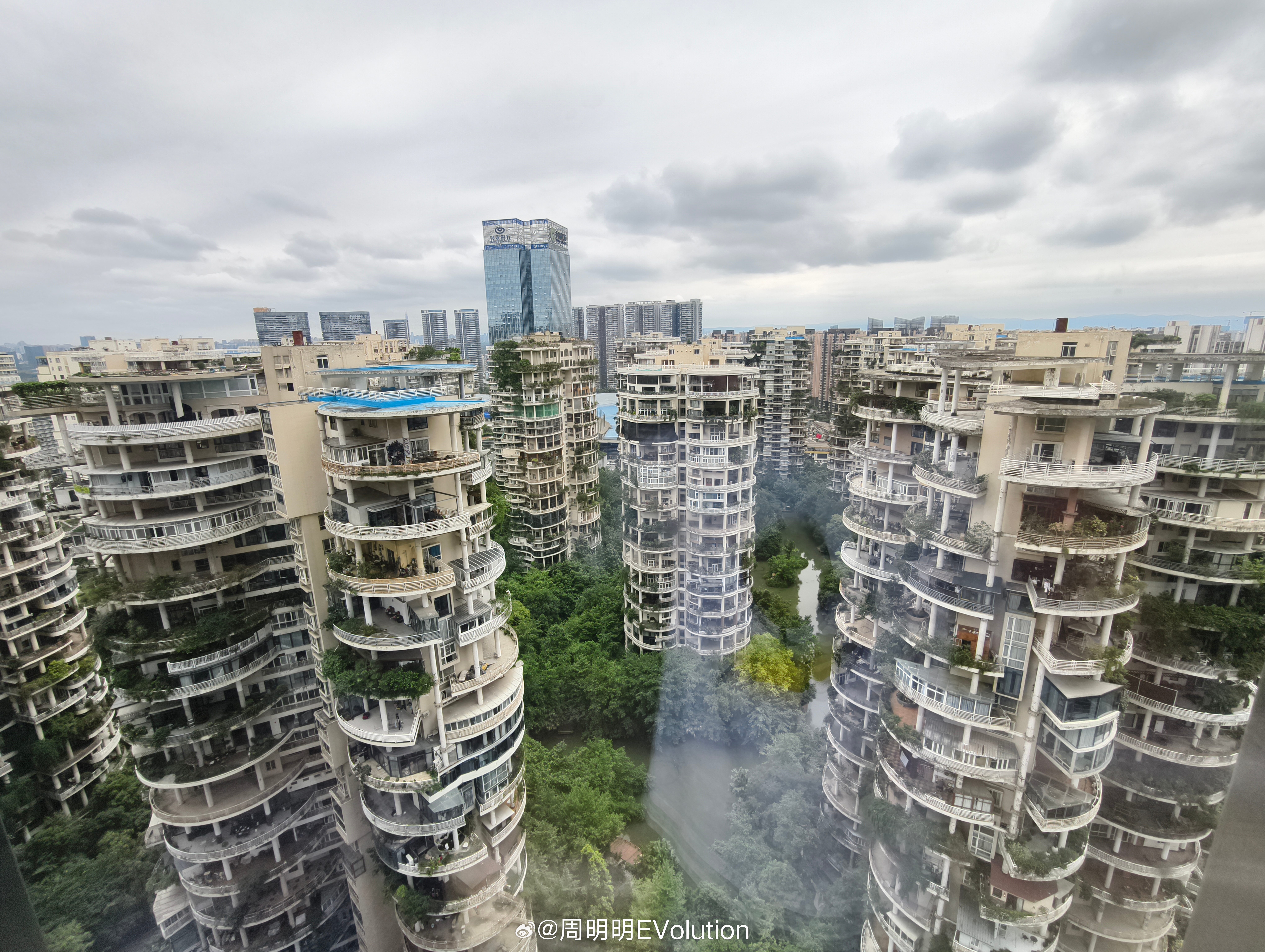 这是不是传说中的“第五代住宅”？构造非常独特，每一户都有一个巨大的阳台。  ​​