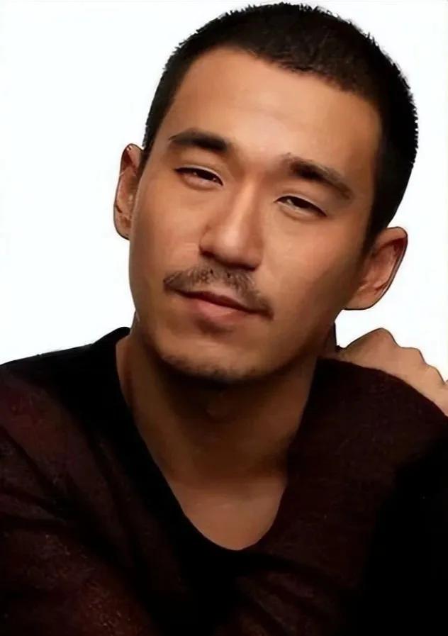 星二代张默也成油腻大叔了，一脸的胡子拉碴，本来大好的星途，自己都给毁掉了，在中戏