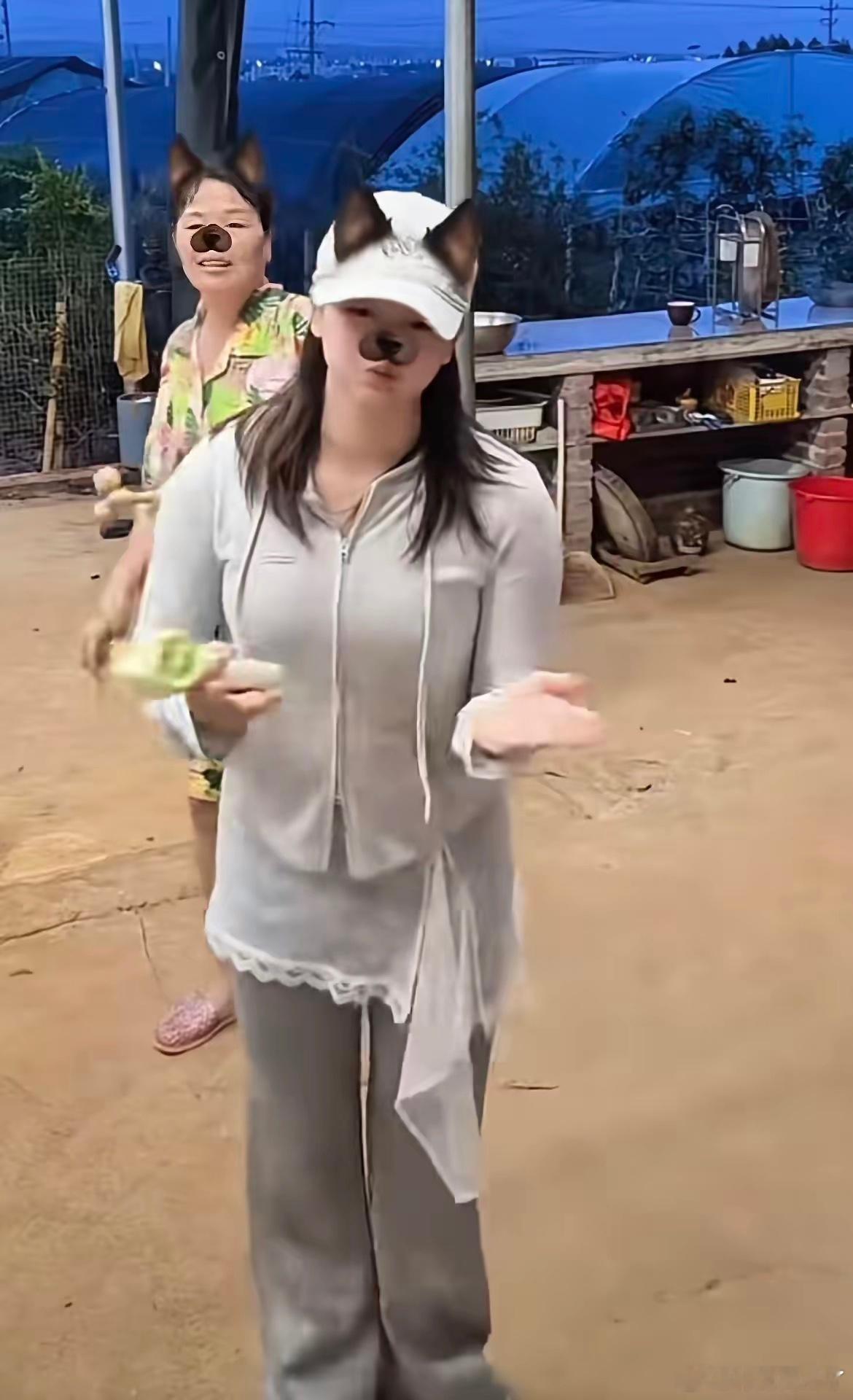 全红婵回老家了，开心的在家门口跳着舞蹈，全妈妈误入女儿的镜头，看到这么搞怪可爱的