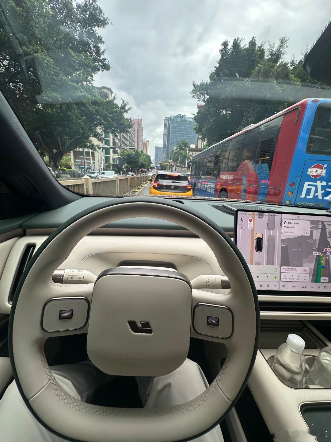 理想L9 Livis试驾报告：刚开完理想L9 Livis，先给结论：动态表现断崖