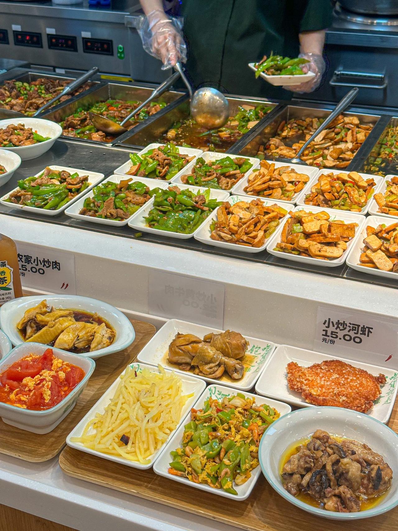 真人真事！去一个小饭店吃快餐，这时候一个一位疲倦的农民工大哥走进来，准备用餐。
