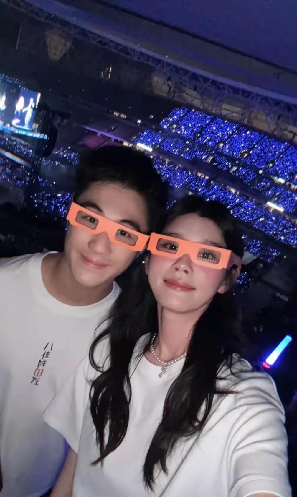 奚梦瑶何猷君：豪门追星与甜蜜爱恋

近日，谢霆锋在杭州举办演唱会，现场星光熠熠，